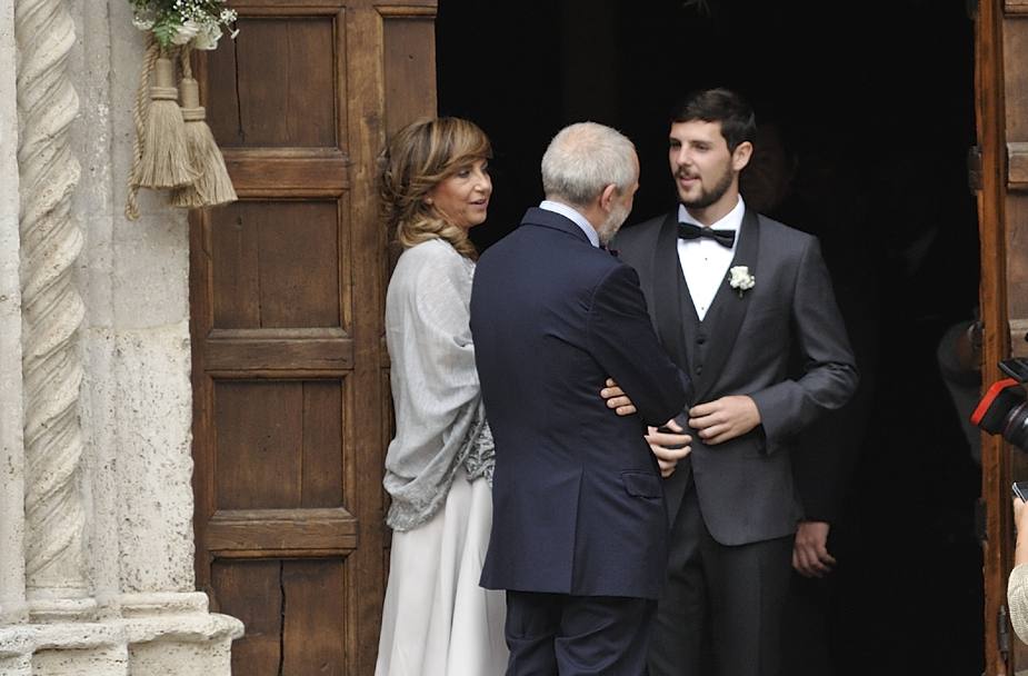 Mattia Destro aspetta la sposa Ludovica Caramis davanti all&#39;ingresso della chiesa: l&#39;attaccante della Roma si  sposato ad Ascoli Piceno, la sua citt. LaPresse